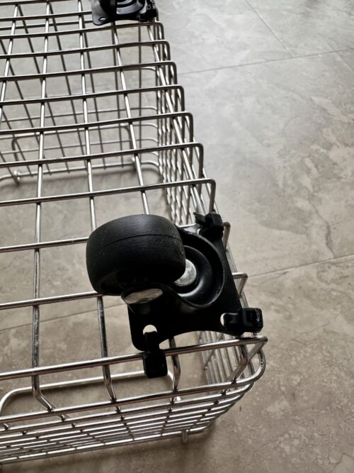 キャスターは結束バンドで固定